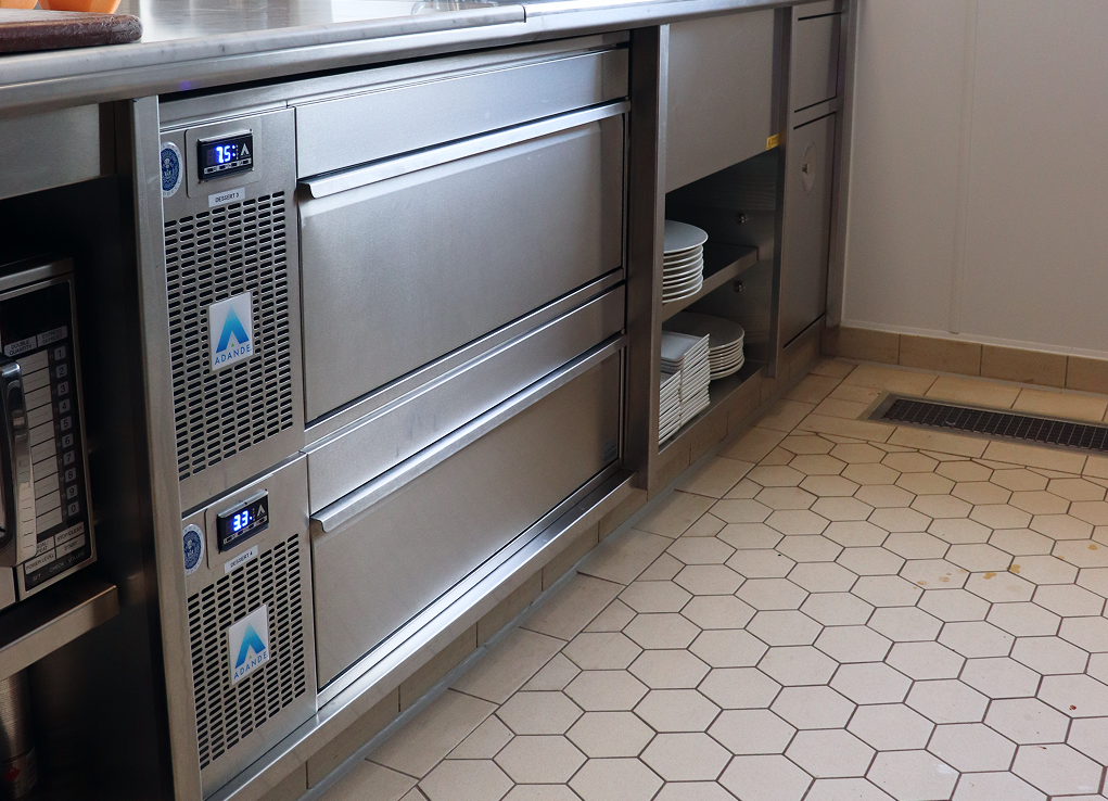 Tiroir r&eacute;frig&eacute;r&eacute; Adande VCS2 dans une cuisine professionnelle 2