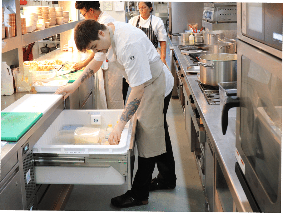 Chef ouvrant un tiroir r&eacute;frig&eacute;r&eacute; Adande VCS