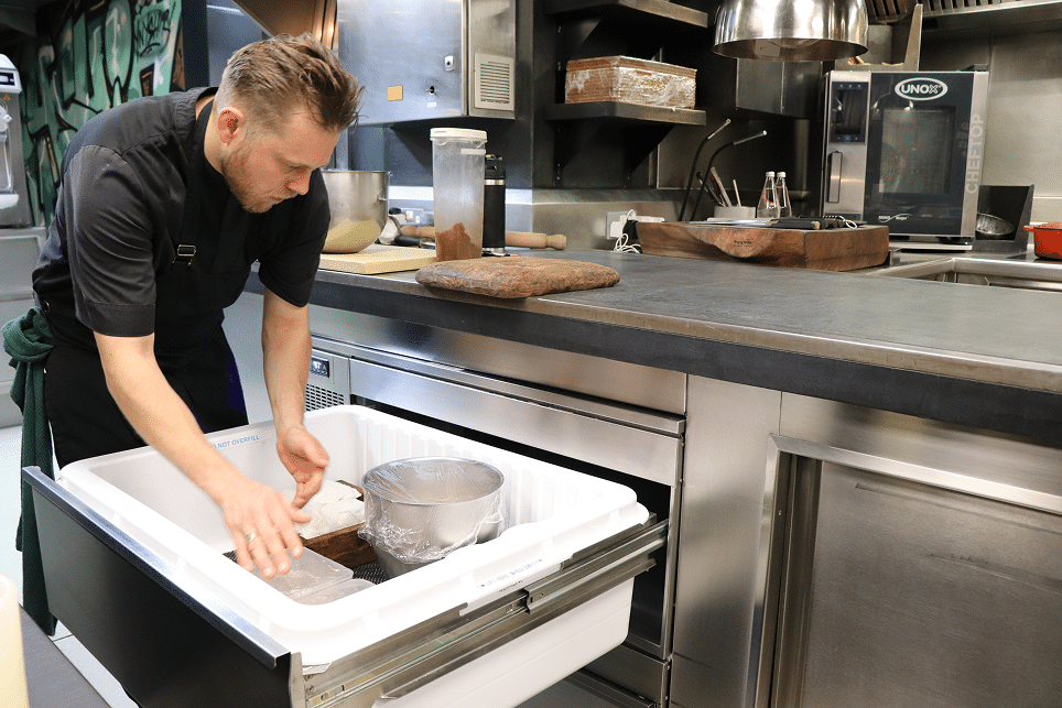 Cuisinier les mains dans un tiroir r&eacute;frig&eacute;r&eacute; Adande &ndash; appareil sous plan VCS2