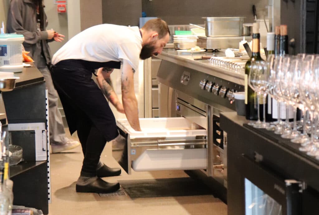 Chef ouvrant un tiroir r&eacute;frig&eacute;r&eacute; Adande