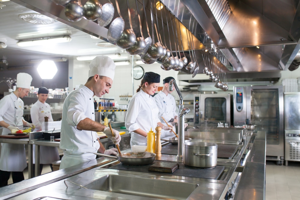 Chef ouvrant un tiroir r&eacute;frig&eacute;r&eacute; professionnel